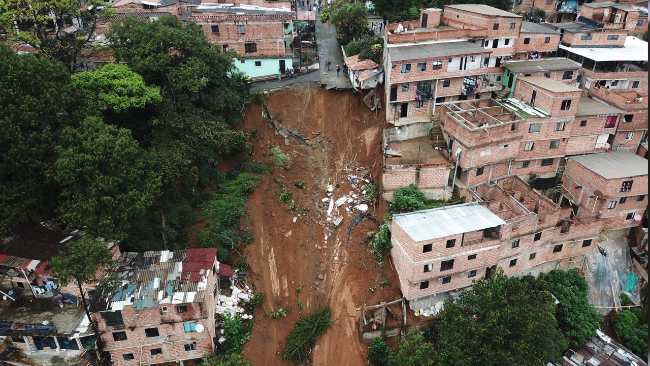Tragedia en Villatina, un deslizamiento de tierra en Medellín dejó más de 70 familias afectadas y al menos 180 personas evacuadas en la madrugada del 22 de mayo.