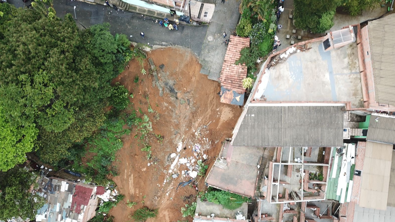 Tragedia en Villatina: Derrumbe en Medellín deja 70 familias afectadas. Esto se sabe 1 Tragedia en Villatina revive el fantasma del desastre de 1990 en Medellín