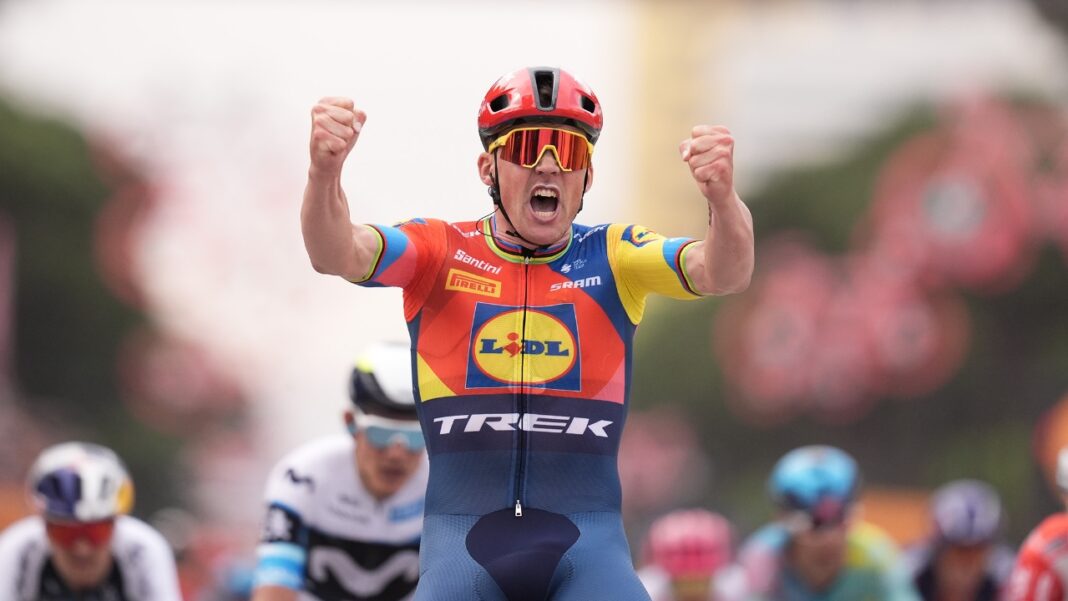 Lo que ganó Mads Pedersen al coronorarse ganador de la Etapa 1 del Giro de Italia 2025