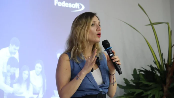 Colombia enfrenta una escasez de talento TI que amenaza su transformación digital; Fedesoft impulsa estrategias para cerrar esta brecha y formar profesionales en tecnologías emergentes.
