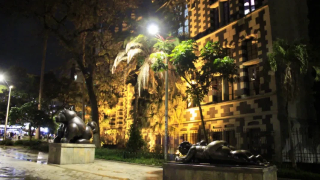 Medellín recupera la iluminación de la Plaza Botero, ícono cultural de la ciudad