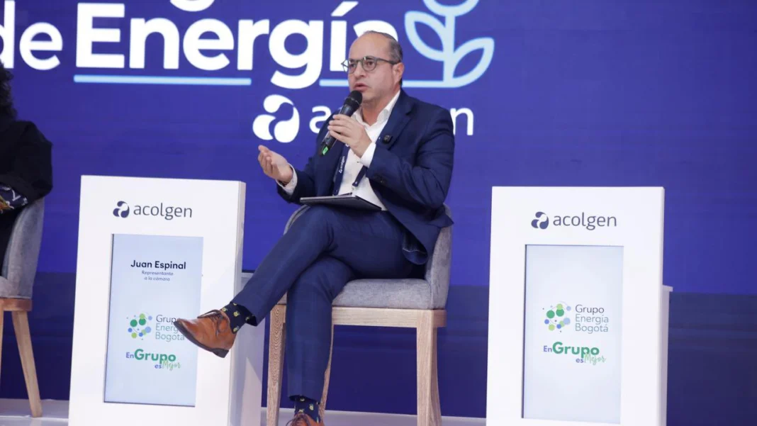 El representante Juan Espinal advirtió sobre la crisis energética en Colombia y alertó sobre un posible apagón si no se toman decisiones técnicas y se salda la deuda estatal con el sector.
