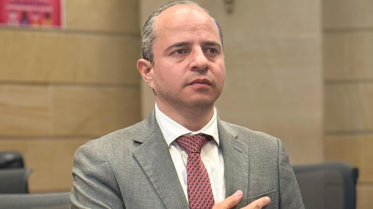 El representante Juan Espinal critica la gestión del Gobierno Petro sobre el sector minero-energético