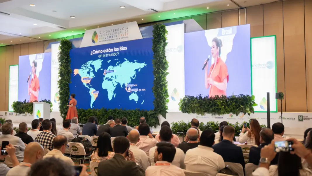 Colombia impulsa la descarbonización del transporte con biocombustibles, proyectando reducir 5 millones de toneladas de CO₂ al 2030 e incorporar aviación y transporte marítimo.