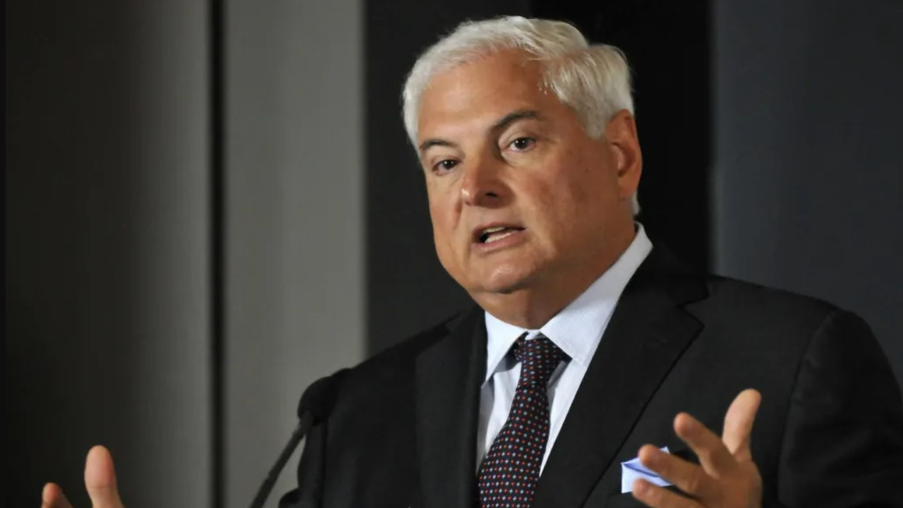 El expresidente panameño Ricardo Martinelli recibió asilo político en Colombia tras 16 meses en Nicaragua, luego de ser condenado por corrupción y enfrentar problemas de salud.