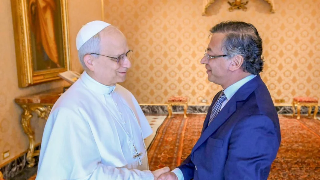 Este 19 de mayo, el presidente Gustavo Petro se reunió con el papa León XIV en el Vaticano. Migración, crisis climática, conflicto armado y una invitación a visitar Colombia fueron los ejes del diálogo.