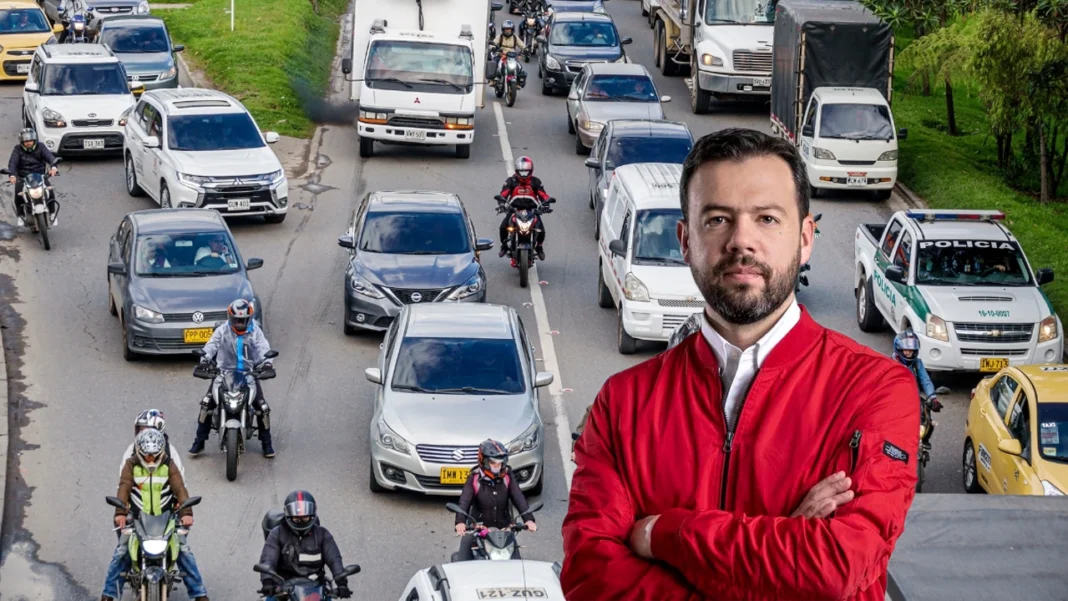 El alcalde Carlos Fernando Galán anunció una reforma al pico y placa en Bogotá, que desde 2026 se aplicará por zonas, adaptándose a los puntos críticos de congestión vehicular.