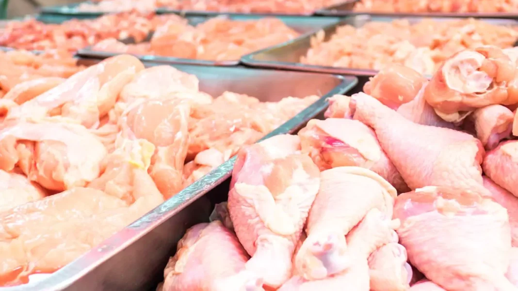 Colombia enfrenta riesgos en su seguridad alimentaria por el brote de gripe aviar en Brasil, principal proveedor externo en la importación de carne de pollo.