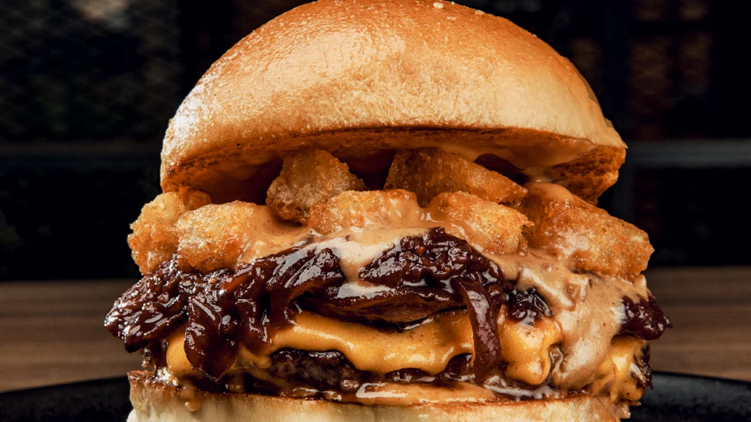 The Prince Burger es la apuesta estrella de Bicono en el Burger Máster 2025, un homenaje nostálgico que fusiona sabor, cultura pop y creatividad en la escena de las hamburguesas en Bogotá.