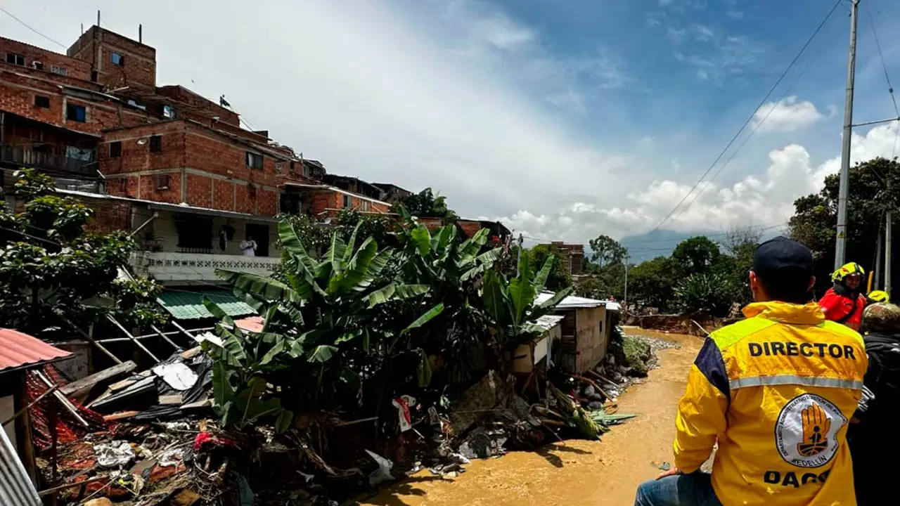 En video: el deslizamiento de tierra en El Poblado que obligó a evacuaciones 2 Autoridades atienden deslizamiento en Medellín tras intensas lluvias en El Poblado
