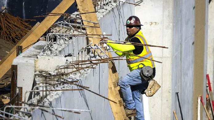Inmigrantes que no necesitan permiso de trabajo en Estados Unidos, según USCIS permiso de trabajo