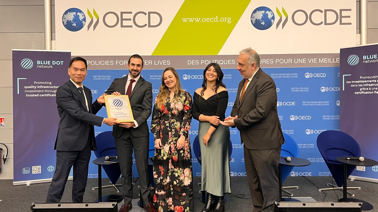 El Aeropuerto El Dorado de Bogotá recibió el Sello Blue Dot, convirtiéndose en el primer aeropuerto del mundo en obtener esta certificación internacional de sostenibilidad y transparencia.