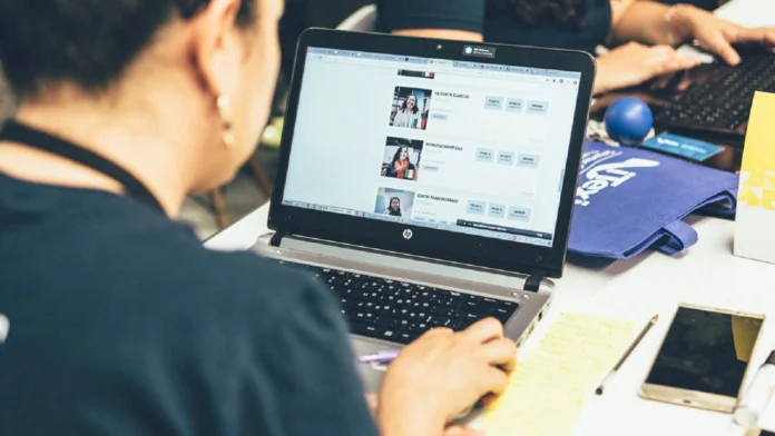 Según datos recientes de LinkedIn, las compañías están centrando su atención en perfiles profesionales relacionados con la tecnología, la analítica de datos y la operación estratégica, lo cual está redefiniendo el panorama laboral en América Latina y el mundo. Según datos recientes de LinkedIn, las compañías están centrando su atención en perfiles profesionales relacionados con la tecnología, la analítica de datos y la operación estratégica, lo cual está redefiniendo el panorama laboral en América Latina y el mundo.