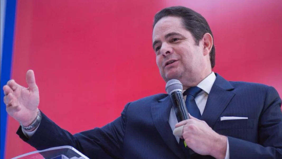 Germán Vargas Lleras reaparece en el panorama político, perfilándose como posible candidato presidencial en 2026, con experiencia y respaldo en un país en busca de liderazgo.