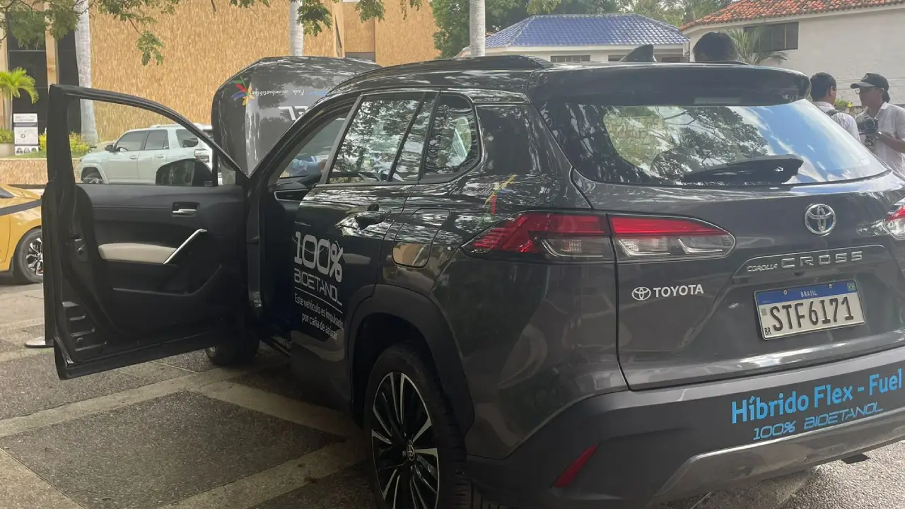 Así es el auto híbrido con bioetanol colombiano que reduce hasta 70% las emisiones 2 En palabras de Roberto Braun, director de Relaciones Públicas de Toyota Brasil, “Colombia tiene el potencial para liderar en Latinoamérica la adopción de esta tecnología.