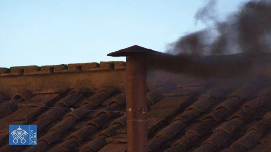 Qué sigue ahora en el Cónclave tras primer humo negro en el Vaticano