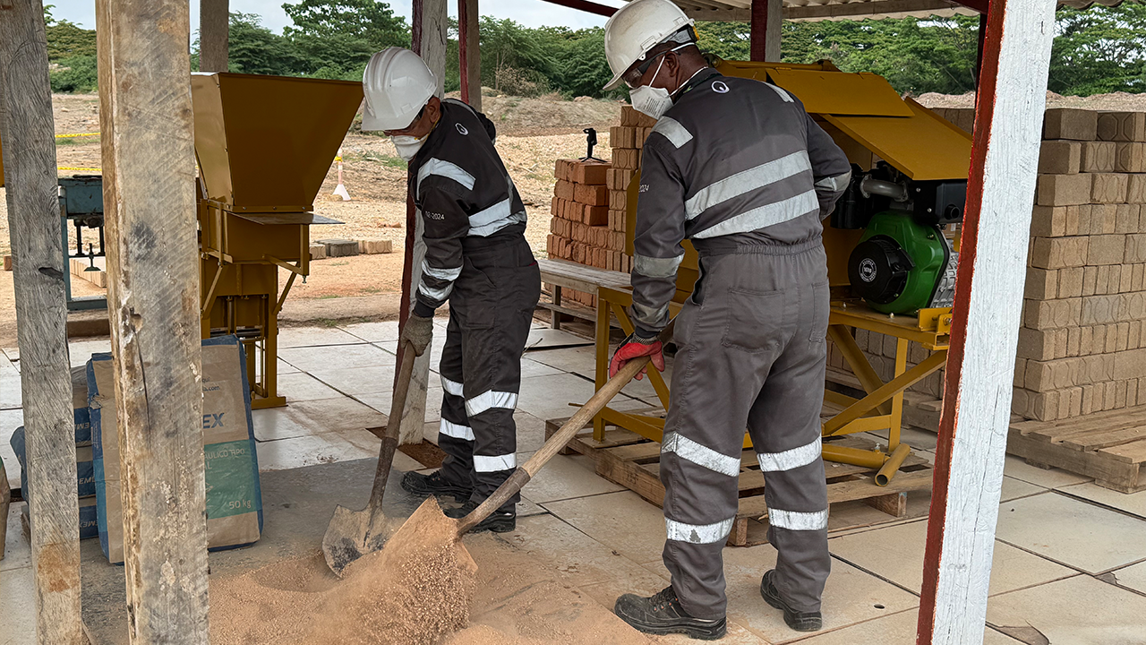 La iniciativa de Ecopetrol para convertir residuos en ladrillos ecológicos en Barrancabermeja 1 Ecopetrol ha puesto en marcha un proyecto piloto de fabricación de ladrillos ecológicos —denominados ecobloques— en su refinería de Barrancabermeja.