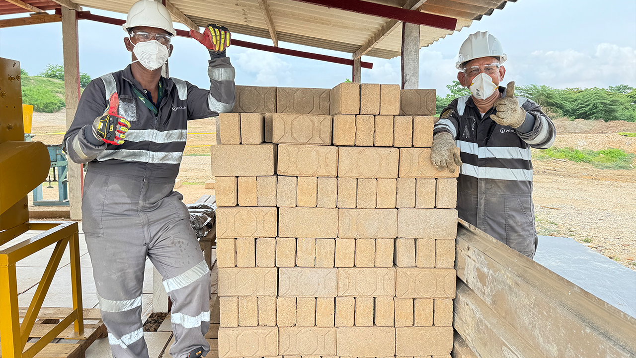 La iniciativa de Ecopetrol para convertir residuos en ladrillos ecológicos en Barrancabermeja 2 Ecopetrol apuesta por la sostenibilidad con ladrillos ecológicos hechos de residuos industriales