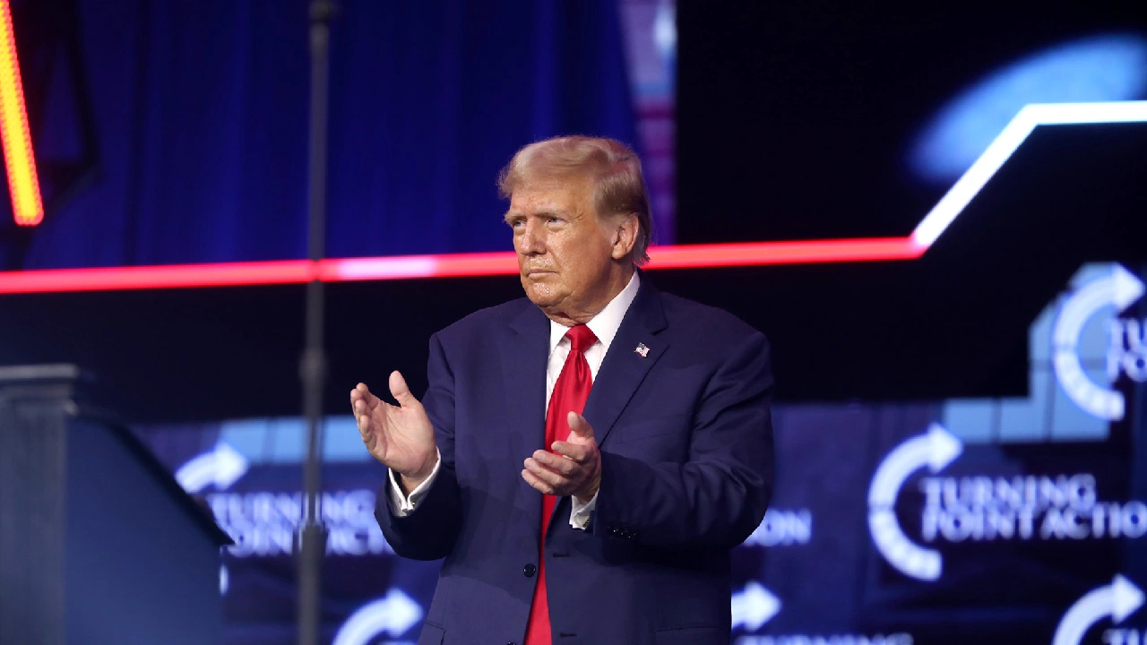 Trump impone arancel del 100% al cine extranjero en defensa de Hollywood