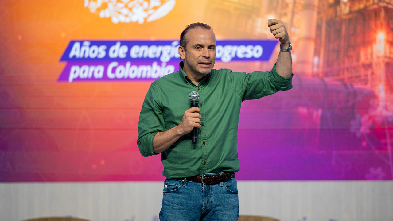 Alejandro Éder, alcalde de Cali, agradece a los asistentes.
