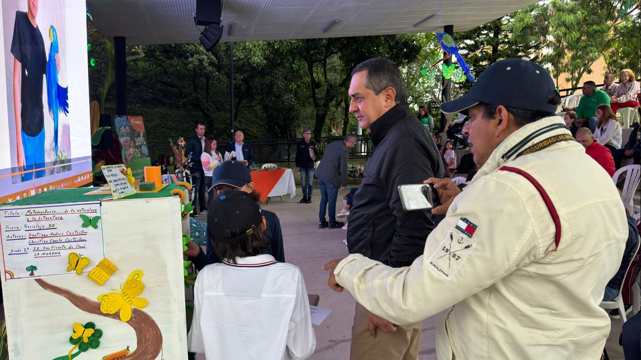 Enviaseo lanza la sexta edición del concurso de arte reciclado en Envigado, invitando a estudiantes a crear obras sobre los océanos con materiales reutilizables.