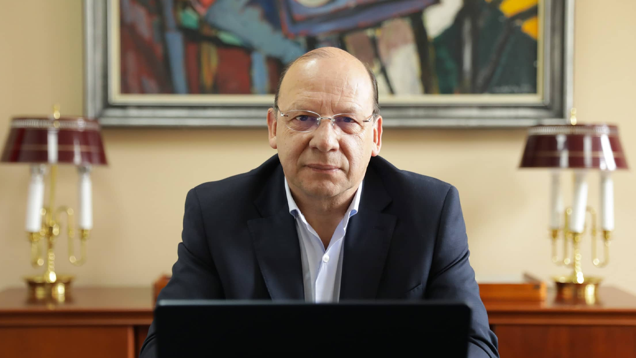 El ministro explicó los motivos por los cuales el nuevo Marco Fiscal de Colombia contempla estas decisiones y en la necesidad que se ve el gobierno de tomar acciones contundentes como la suspensión de la regla fiscal en el país.