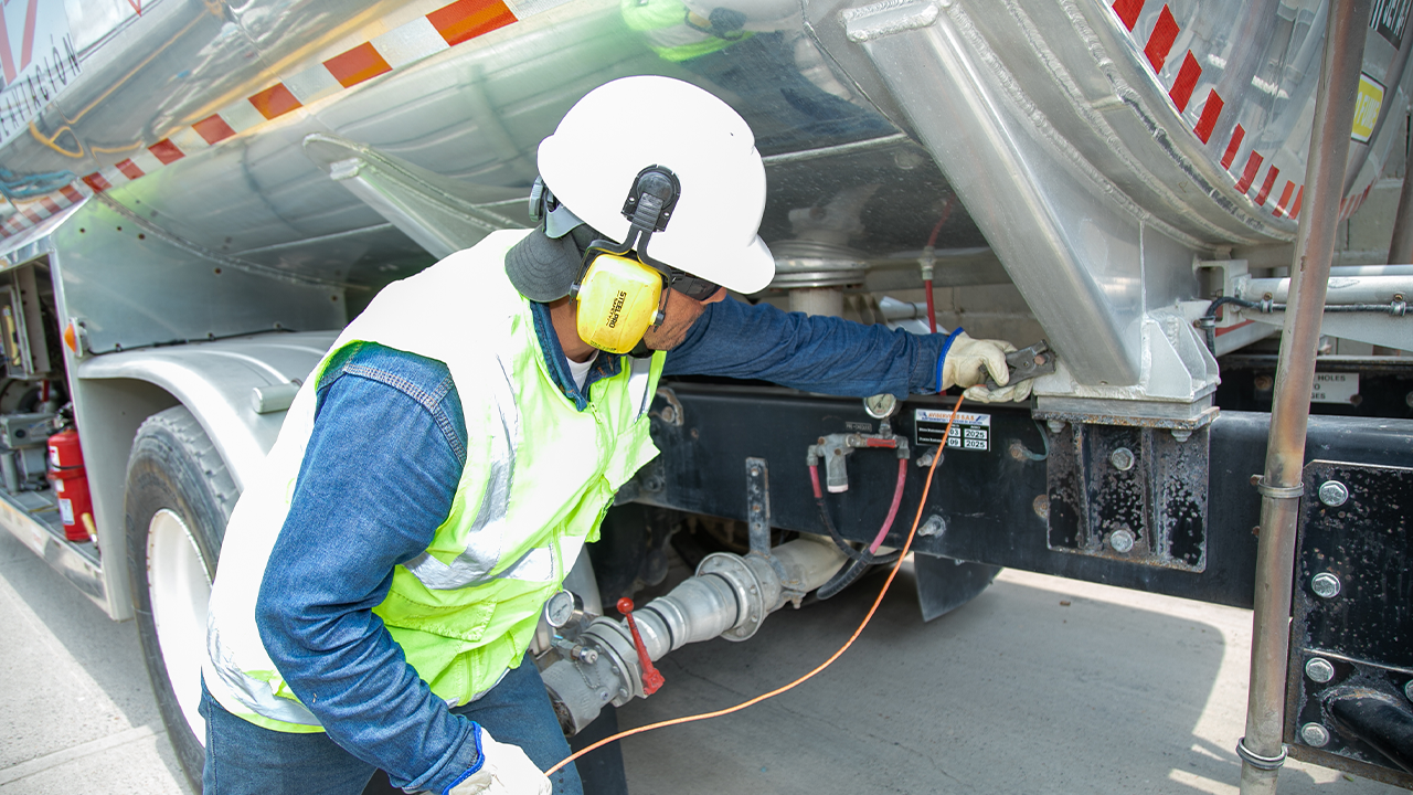 Ecopetrol avanza en la hoja de ruta de los combustibles sostenibles de aviación 1 Ecodiesel, que es propiedad de Ecopetrol y de empresas del sector palmero, entregó parte de la materia prima requerida, con un pretratamiento especial para que pudiera utilizarse en las unidades de proceso de la Refinería de Cartagena.
