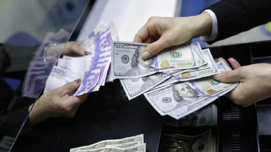 El dólar completa cuatro jornadas a la baja y pierde más de $80 en el mercado colombiano