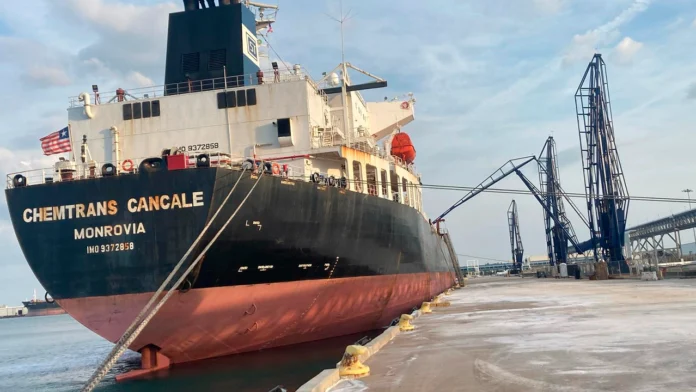 Ecopetrol exportó por primera vez combustible marino desde Colombia, enviando 185.000 barriles a EE. UU., marcando un hito en su estrategia de diversificación energética.