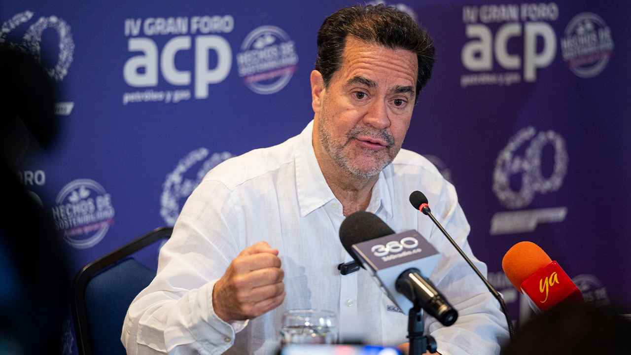 "Qué vamos a hacer por Colombia": Frank Pearl 1 Frank Pearl plantea retos institucionales y necesidad de diálogo en foro sobre sostenibilidad petrolera