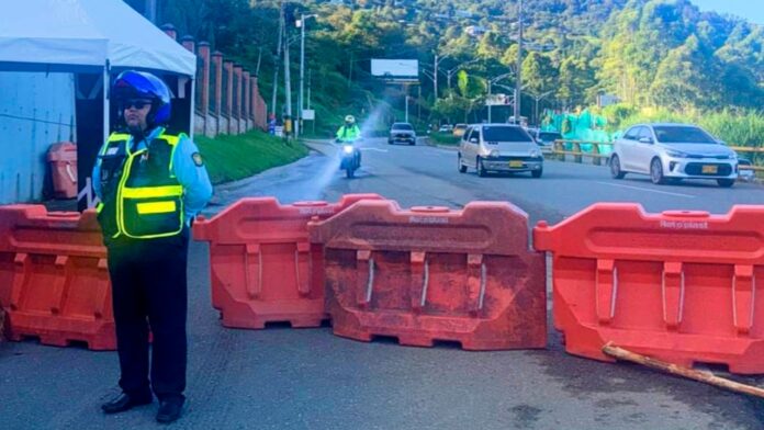 Imagen-cierres-viales-en-Loma-de-Los-Balsos-por-contingencia (1) Medellín: Reabren vía de El Poblado que llevaba cerrada más de un mes