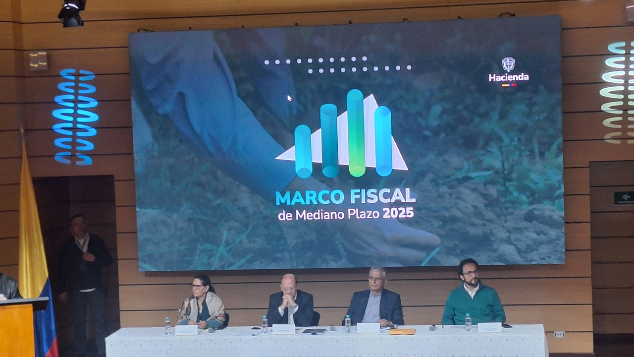 Gobierno confirma que activará la cláusula de escape de la regla fiscal 1 Presentación del Marco Fiscal trae consigo la suspensión de la regla fiscal en Colombia por tres años