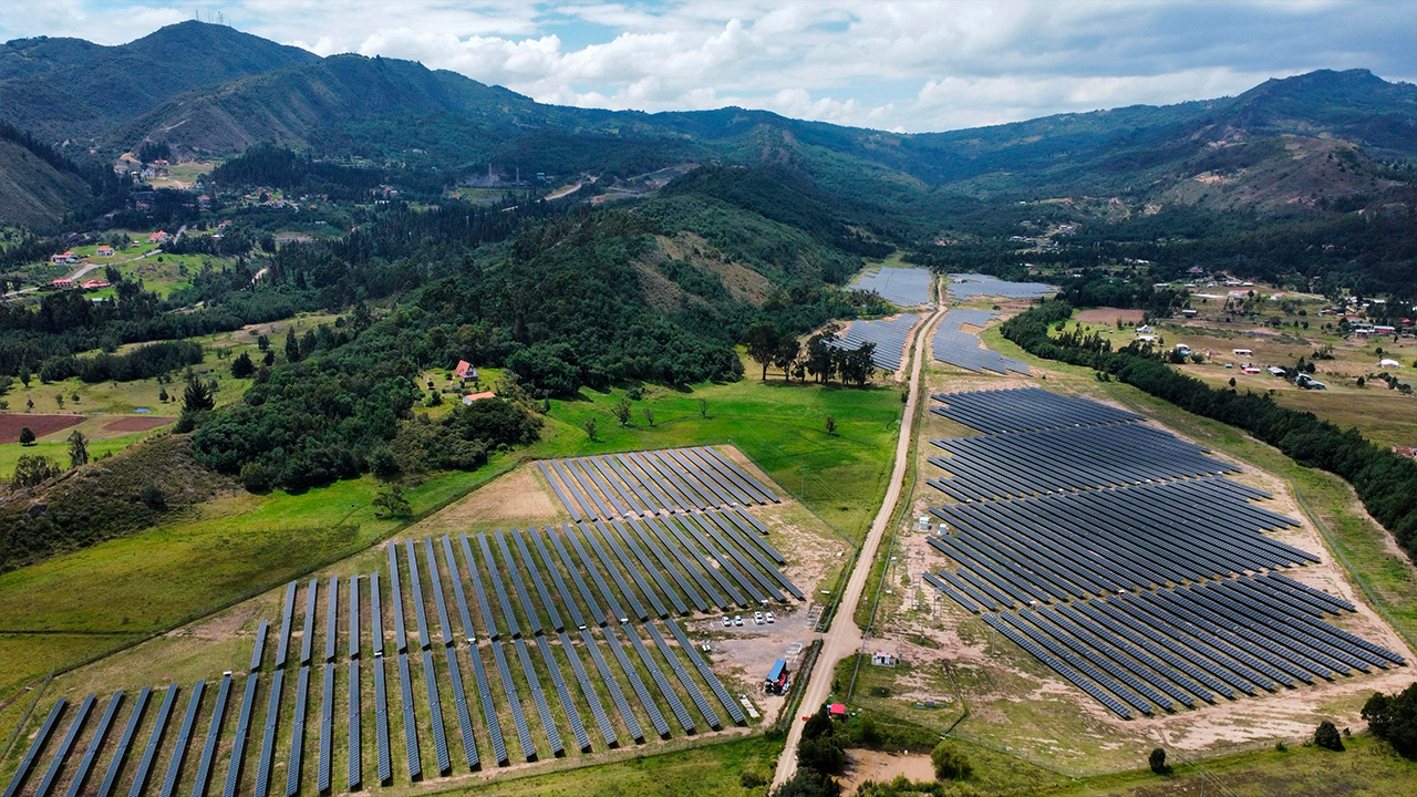GreenYellow y Davivienda cierran financiación por $37.000 millones para la adquisición de planta solar en Cundinamarca 1 Con una capacidad instalada de 9,9 MW, el parque solar Jeques está equipado con 19.278 módulos bifaciales y tecnología tracker, lo que permite optimizar la captación de energía solar a lo largo del día.