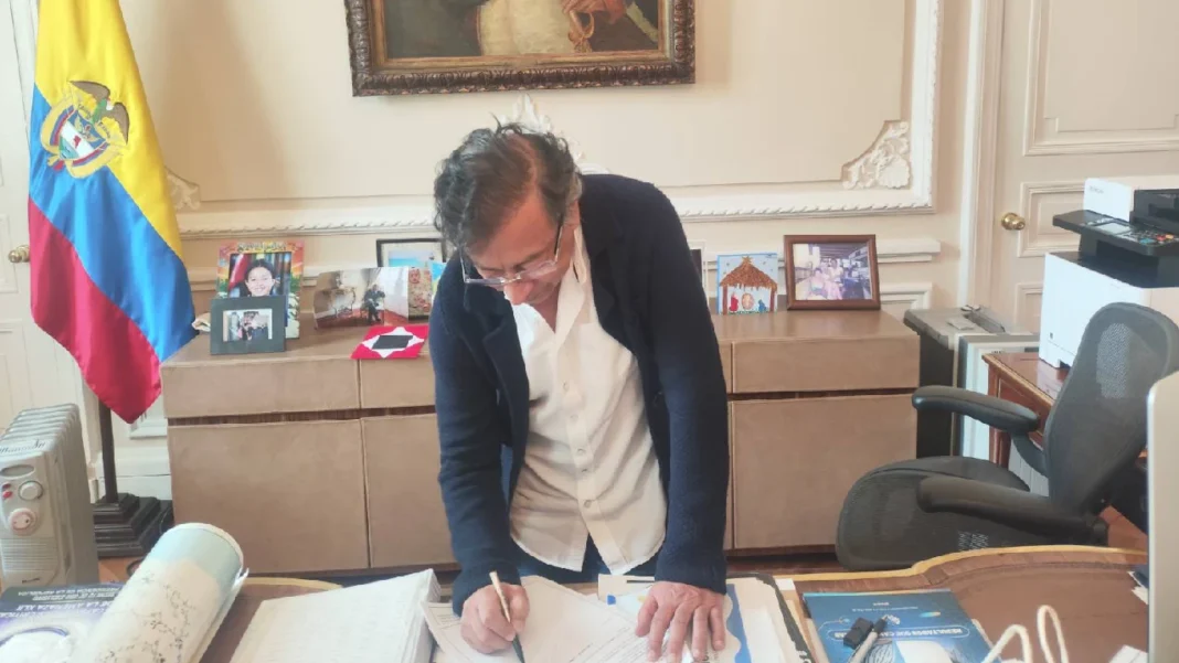 Petro firma decreto para consulta popular y lo envía a la Corte Constitucional