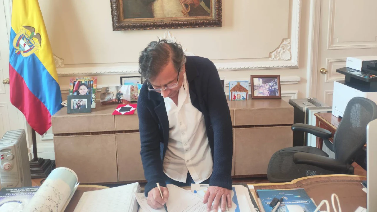 Petro firma decreto para consulta popular y lo envía a la Corte Constitucional