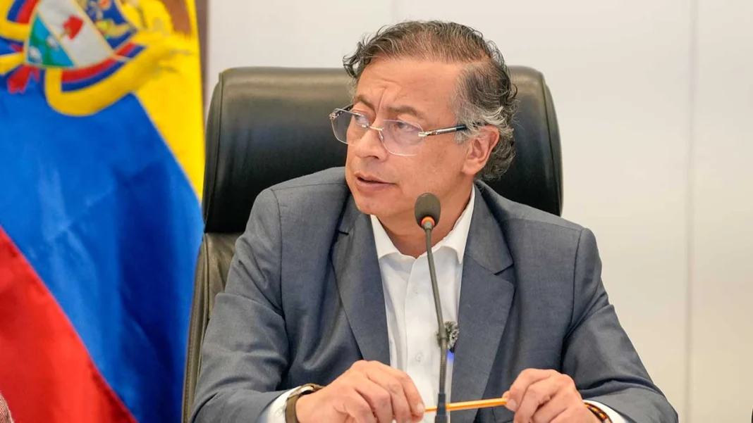 Petro pide derogar medida que permite a los fondos de pensiones invertir en el exterior