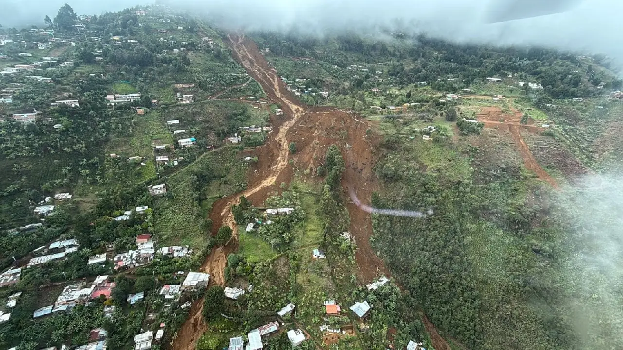 En imágenes: deslizamiento en Bello deja más de 50 casas destruidas y desaparecidos 1 Tragedia en el municipio de Bello: una emergencia que revela la vulnerabilidad urbana