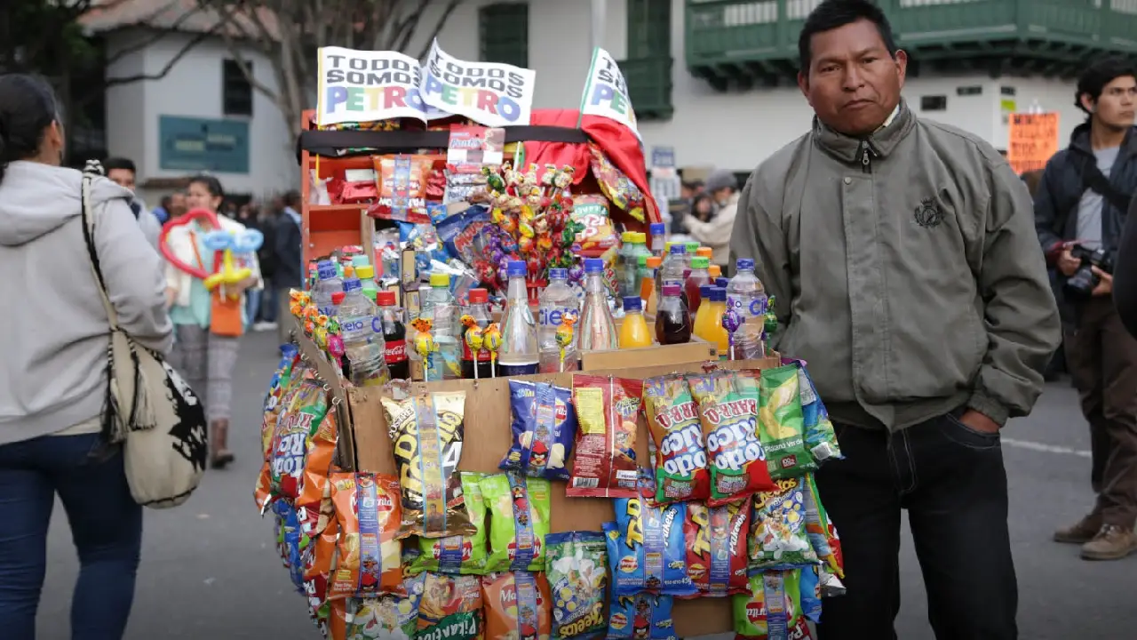 Desempleo en Colombia cayó a 9% en mayo de 2025, pero persisten retos de informalidad 2 Cae el desempleo en Colombia: avance parcial marcado por informalidad y desigualdad