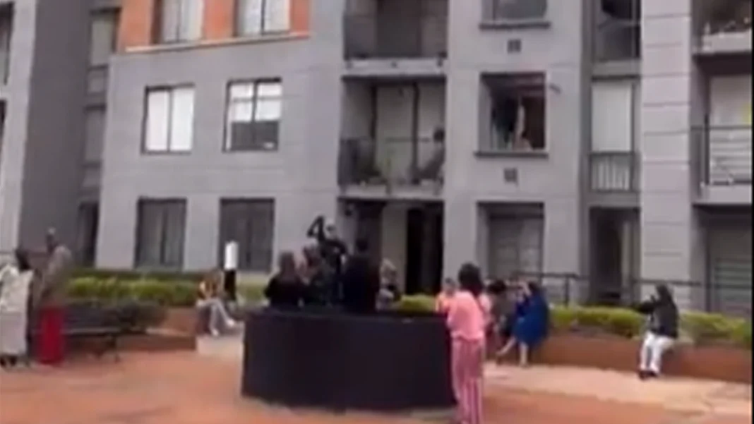 Un fuerte temblor hoy en Bogotá quedó registrado en cámaras de seguridad y celulares de transeúntes que captaron los momentos angustiantes que se vivieron en gran parte del país.