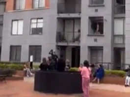 Un fuerte temblor hoy en Bogotá quedó registrado en cámaras de seguridad y celulares de transeúntes que captaron los momentos angustiantes que se vivieron en gran parte del país.