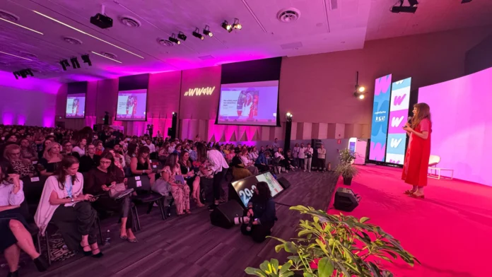 Más de 1.200 personas asistieron al Foro Women Working for the World Medellín, un espacio clave para abordar la equidad de género, salud mental y liderazgo femenino en Colombia.