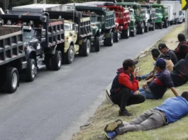 Luego de varios días de tensión por el posible inicio de inmovilizaciones, el gremio camionero del suroccidente colombiano alcanzó un acuerdo con el Ejecutivo que contempla una inversión superior a $60.000 millones en infraestructura vial, seguridad y control territorial.