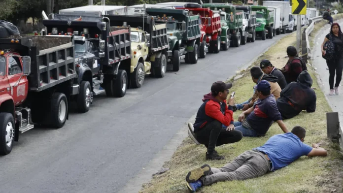 Luego de varios días de tensión por el posible inicio de inmovilizaciones, el gremio camionero del suroccidente colombiano alcanzó un acuerdo con el Ejecutivo que contempla una inversión superior a $60.000 millones en infraestructura vial, seguridad y control territorial.