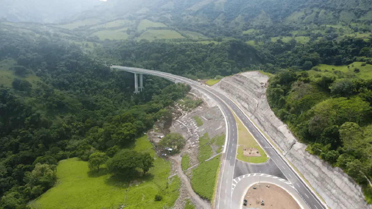 Vía Pacífico 1 cerrada por deslizamientos: así avanza la recuperación de la infraestructura