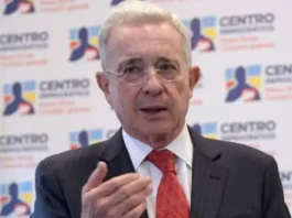 ¿Puede Álvaro Uribe seguir haciendo política tras su condena de 12 años?