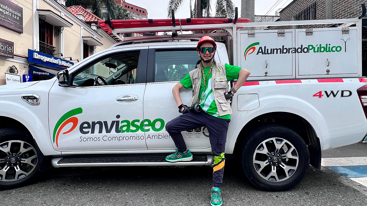 La campaña Un envigadeño como vos de Enviaseo llega a fortalecer la cultura ciudadana en Envigado, esta vez de la mano de Alux, un guardián ambiental que invita a cuidar los espacios públicos y fomentar el amor por el medio ambiente a través de pequeñas acciones cotidianas.