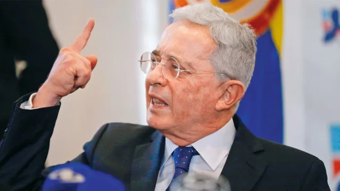 Alvaro Uribe y el valor desigual del testimonio en Colombia