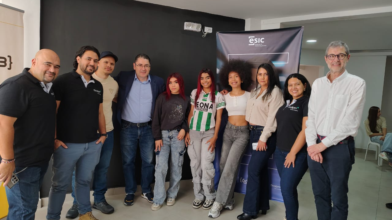 ESIC lanzan nuevo programa de análisis de datos en Medellín para jóvenes de la Comuna 13 1 La Comuna 13 avanza con formación gratuita en análisis de datos e inteligencia artificial