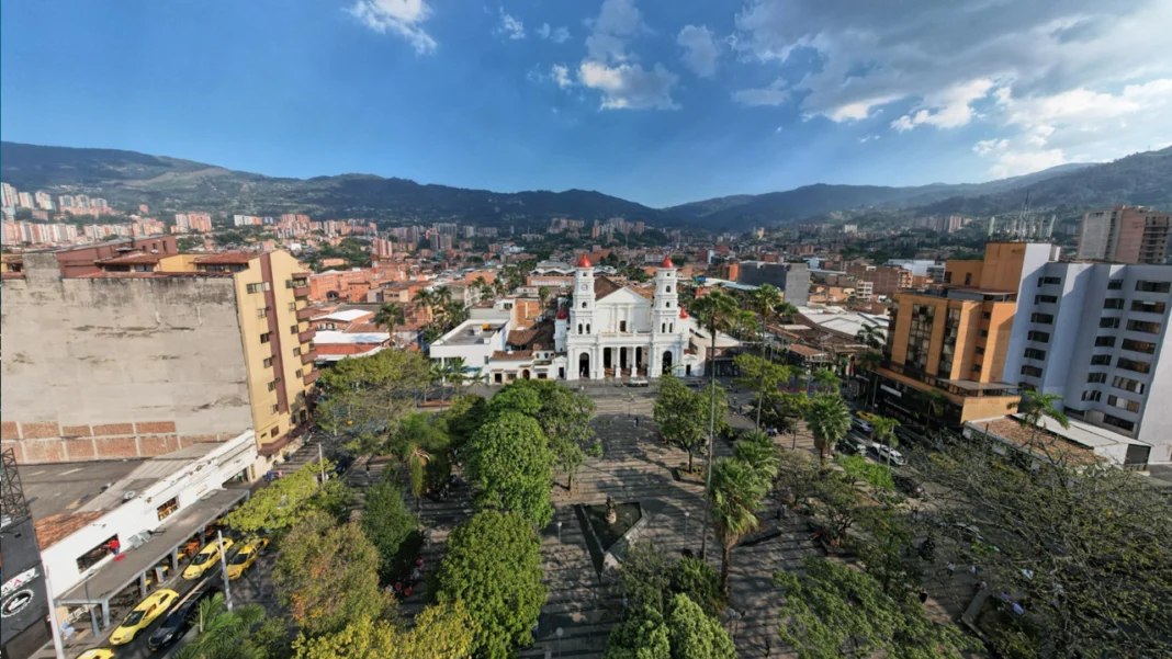 La gestión pública en Envigado destaca en Colombia con un 95,5 % en el FURAG 2024 y el menor gasto de funcionamiento del Valle de Aburrá, consolidando su liderazgo nacional.