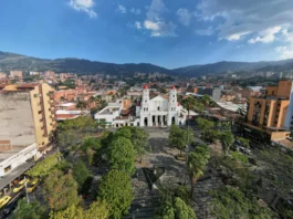 La gestión pública en Envigado destaca en Colombia con un 95,5 % en el FURAG 2024 y el menor gasto de funcionamiento del Valle de Aburrá, consolidando su liderazgo nacional.